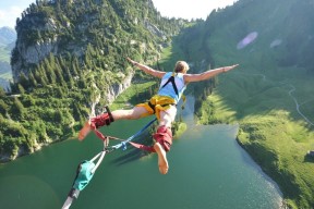 中国女排出战前集体合影致敬前辈，中国女排出征队员名单