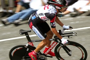 绿色环保材料在足球场馆建设中的应用规模持续扩大，行业绿色转型提速