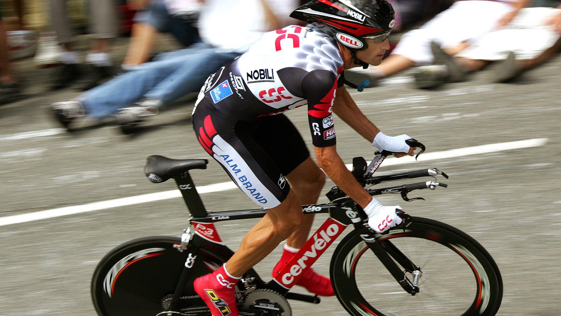 “新加坡游泳赛场：泳者挑战自我，争夺荣誉”